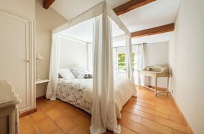 4 bedrooms, iron/ironing board, travel crib, free WiFi