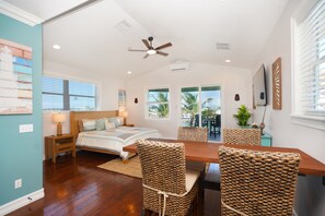 5 habitaciones, escritorio y tabla de planchar con plancha