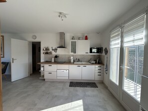 Frigorífico, microondas, horno y placa de cocina