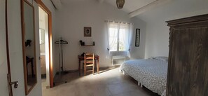 1 bedroom, iron/ironing board, travel cot, free WiFi