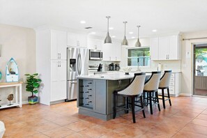 Réfrigérateur, four à micro-ondes, un four, surface de cuisson
