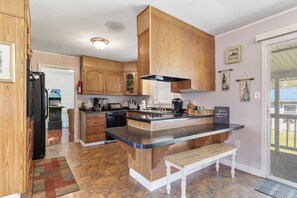 Casa familiar, 3 habitaciones, para no fumadores, patio | Cocina privada | Refrigerador, microondas, horno y parrilla de estufa 