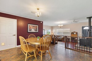 Maison familiale, 3 chambres, non-fumeur, patio | Repas dans la chambre