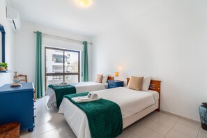 2 chambres, coffres-forts dans les chambres, fer et planche à repasser