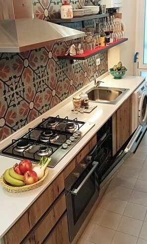 ثلاجة، فرن، موقد طهي مسطح، غسالة أطباق