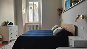 2 間睡房、書桌、熨斗/熨衫板、可攜式嬰兒床