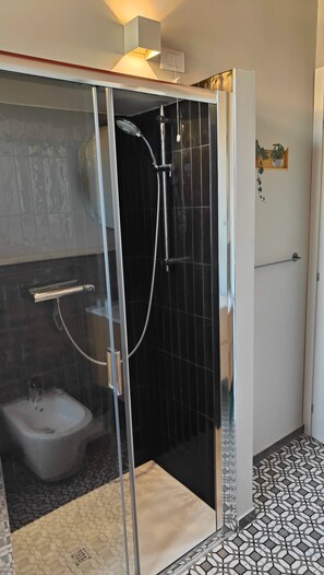 Shower, hair dryer, bidet, towels - Comfortable apartment (Grottammare)