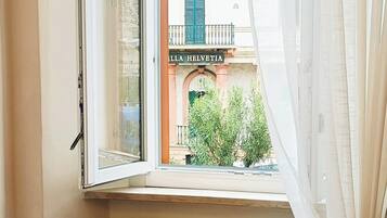 Smart-TV, Kamin, Videospiele, Bücher