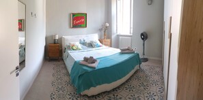 2 Schlafzimmer, Schreibtisch, Bügeleisen/Bügelbrett, Reisekinderbett