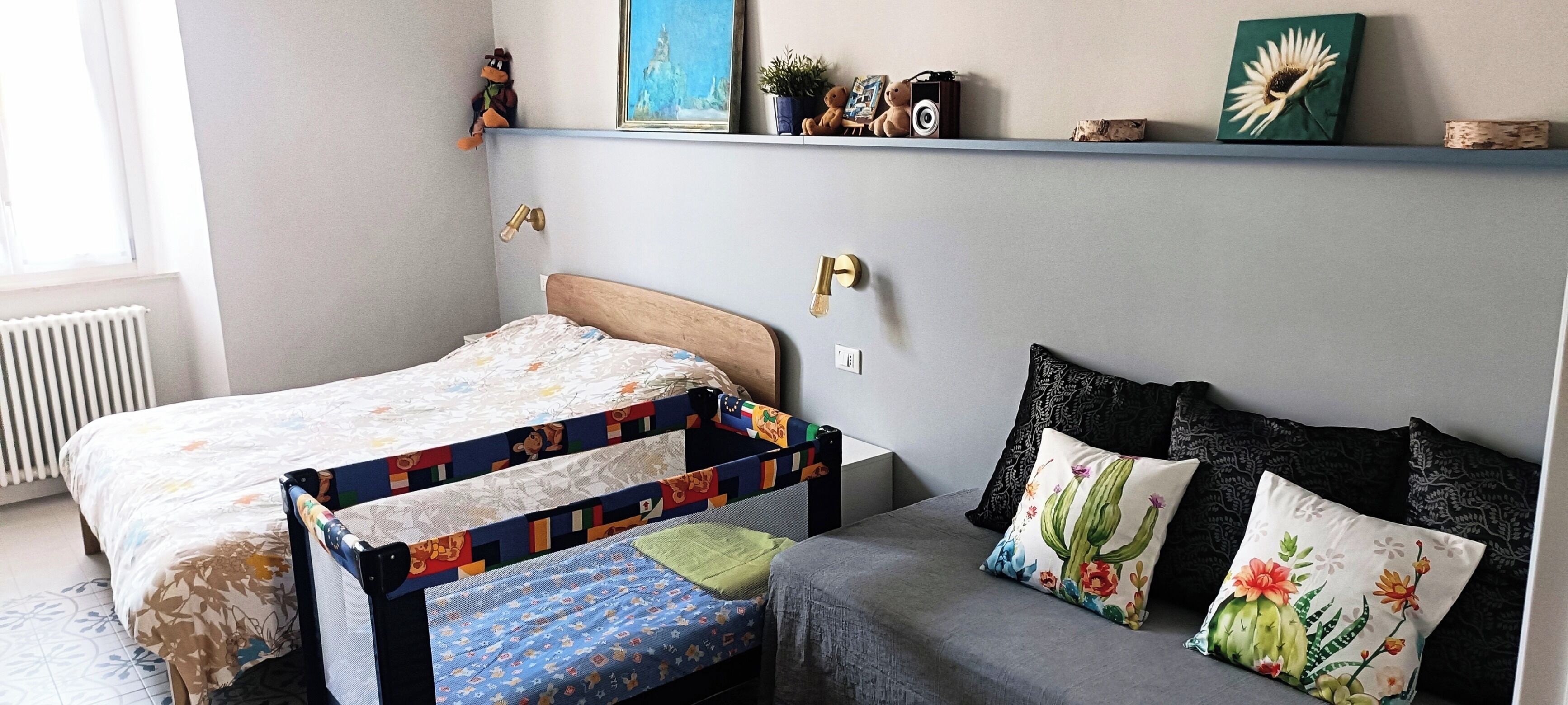 2 habitaciones, escritorio y tabla de planchar con plancha 