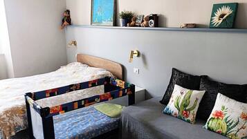 2 habitaciones, escritorio y tabla de planchar con plancha