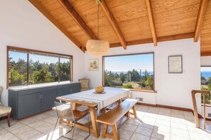 Hus, flere senger, spabadekar, havutsikt (SeaBreeze Sanctuary) | Spiseområde