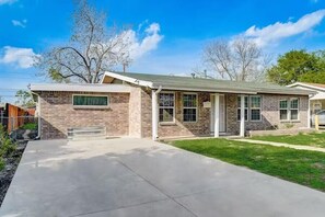 Exterior - dog-friendly home with fenced yard, grill, sunroom (San Antonio)