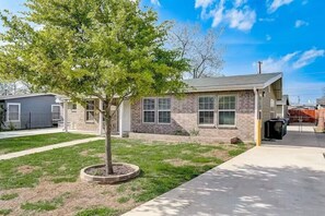 Exterior - dog-friendly home with fenced yard, grill, sunroom (San Antonio)