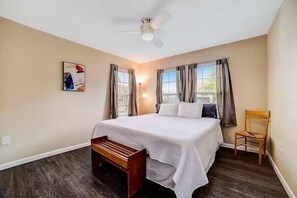 4 slaapkamers, een strijkplank/strijkijzer, reisbedje, gratis wifi