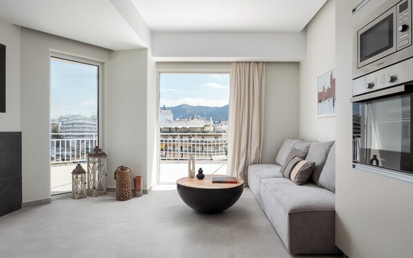 Classic Apartment, Balcony, City View | Living room | Smart TV, fireplace, Netflix, books