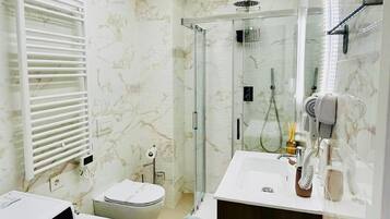 Appartement Deluxe, balcon, vue ville | Salle de bain | Serviettes fournies, savon, shampoing, papier toilette