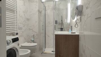 Deluxe Apartment, Balcony, City View | Bathroom | Towels, soap, shampoo, toilet paper