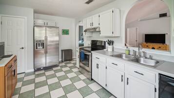 House, 3 Bedrooms | Private kitchen | Fridge, oven, coffee/tea maker, toaster