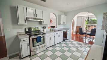 House, 3 Bedrooms | Private kitchen | Fridge, oven, coffee/tea maker, toaster