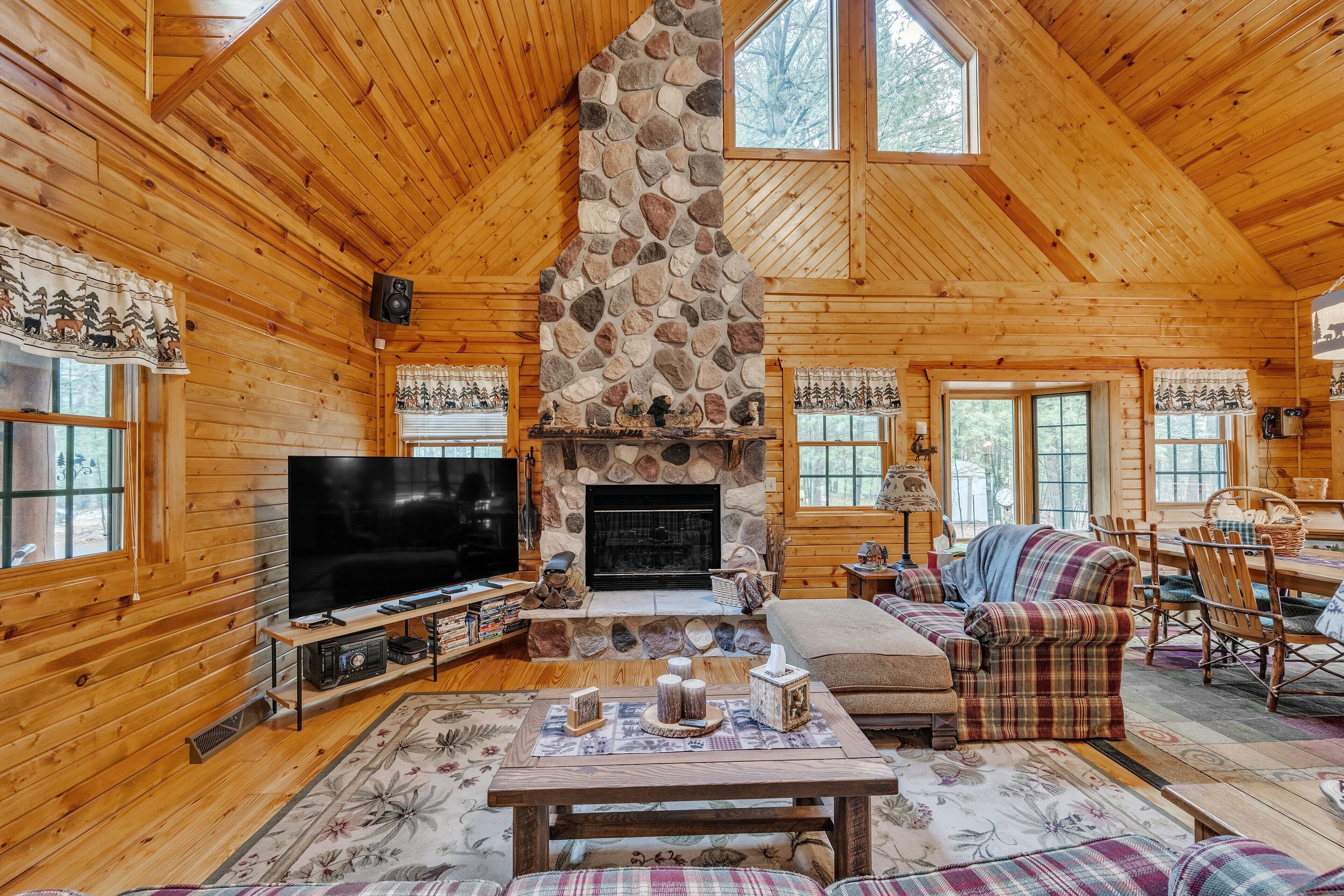 Cabin, 2 Bedrooms | Living area | Smart TV, streaming services