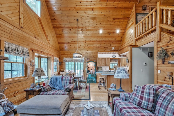 Chalet rustique, 2 chambres | Aire de séjour | Téléviseur connecté, services de diffusion en continu