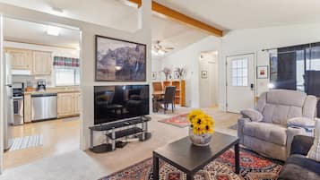 Kabin, 2 kamar tidur | Area keluarga | Smart TV