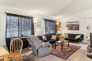 Cabana, 2 quartos | Área de estar | Smart TV