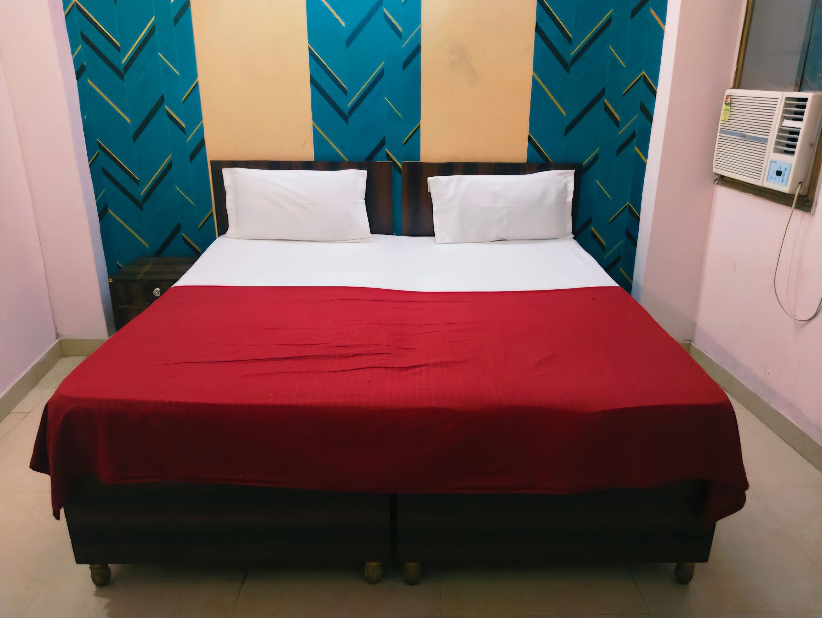 Roupas de cama premium, escrivaninha, quartos à prova de som