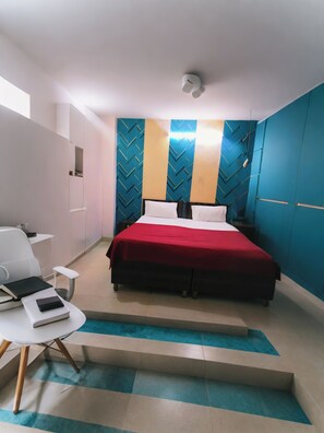 Deluxe enkelrum | Sängtillbehör av högsta kvalitet, skrivbord och ljudisolering