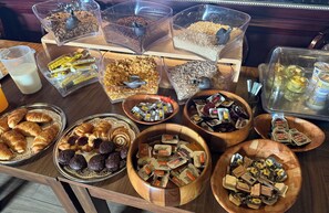 Petit déjeuner complet servi tous les jours en supplément