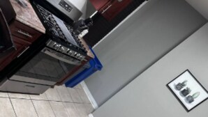 Une cuisine équipée d’une cuisinière, d’un four et de placards.