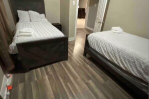 2 chambres, fer et planche à repasser, Wi-Fi, draps fournis