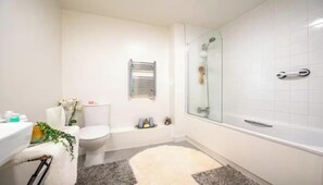 Hiustenkuivaaja, pyyhkeet, saippua, sampoo