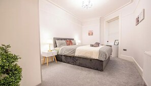 4 makuuhuonetta, työpöytä, silitysrauta/-lauta, ilmainen Wi-Fi