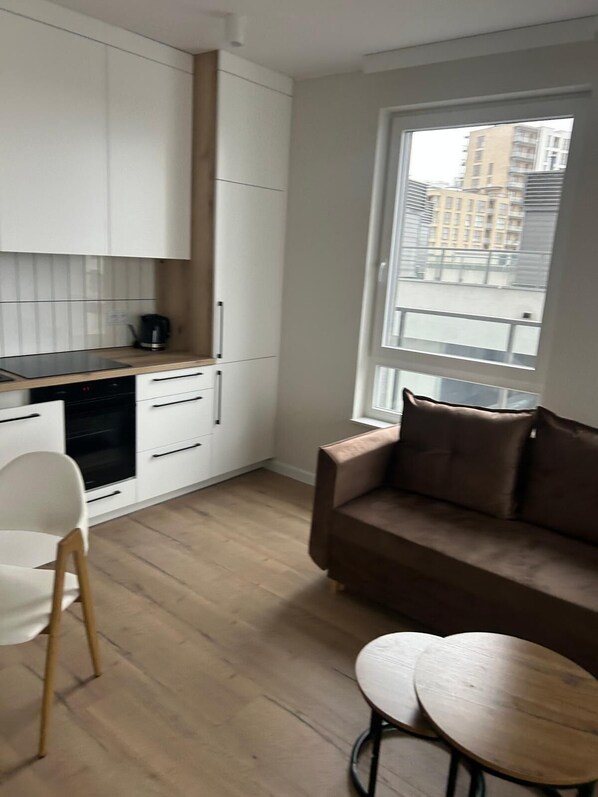 Appartement, balcon, vue sur la ville | 1 chambre, fer et planche à repasser, accès au Wi-Fi (inclus)