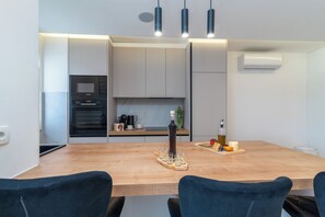 Een microgolfoven, een oven, een kookplaat, een vaatwasser