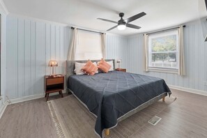 2 bedrooms, iron/ironing board, WiFi, bed sheets - "North Myrtle Landing" 1.5 blocks to the beach (Myrtle Beach)