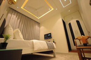 9 bedrooms, iron/ironing board, WiFi, bed sheets