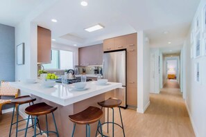 Kjøleskap, mikrobølgeovn, ovn og kokeplater