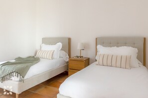 4 bedrooms, iron/ironing board, free WiFi