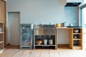 Frigorífico, microondas, placa de cocina y utensilios de cocina