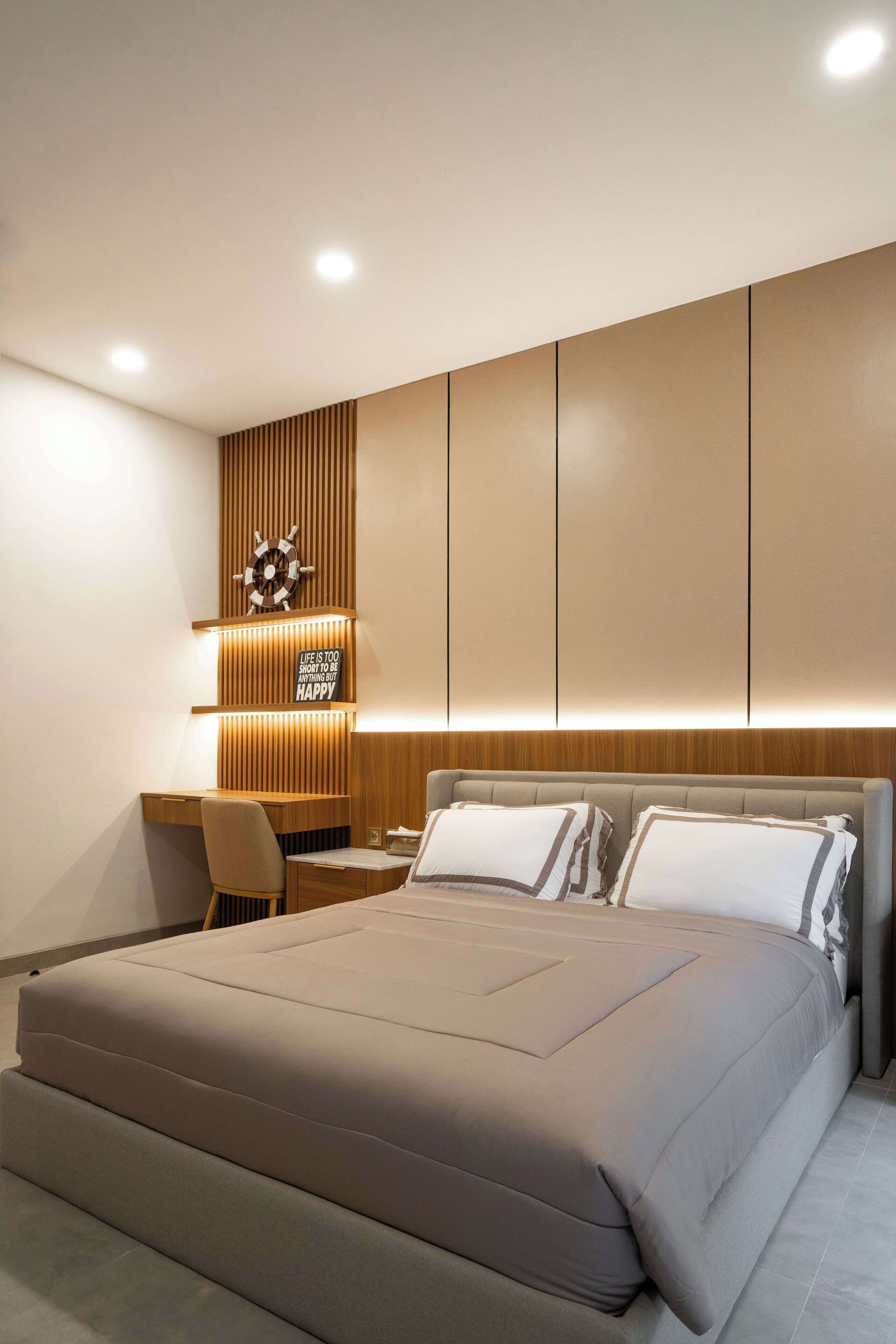 Ein modernes Schlafzimmer mit einem großen Bett, einem Schreibtisch und einer Einbauschränke mit einer Schiffslaugendesign-Dekoration und einem motivierenden Zitat.