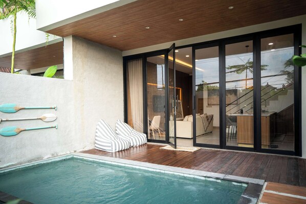 Una piscina al aire libre