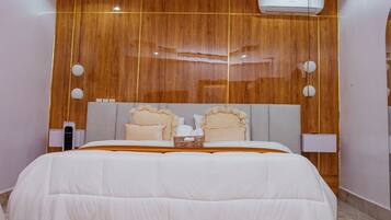 Familienapartment, Balkon | Schreibtisch, laptopgeeigneter Arbeitsplatz, Rollstuhlgeeignet