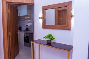 Cozinha equipada com micro-ondas, forno e armários.