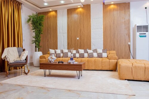 TM Luxe Stays Apartment 