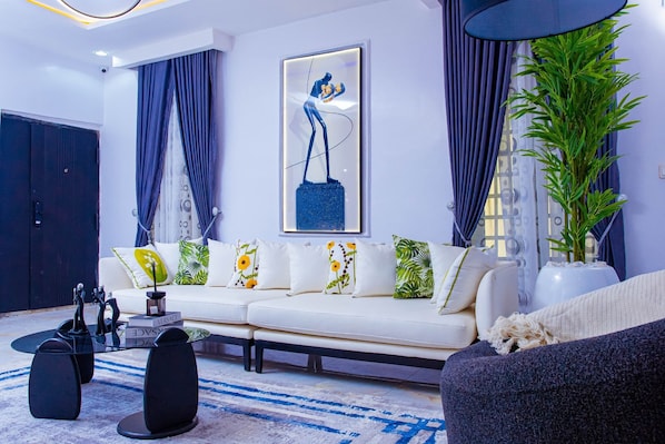 Comfort-Apartment, Balkon | Wohnbereich | 36-Zoll-Smart-TV mit Digitalempfang, Netflix, Streaming-Dienste