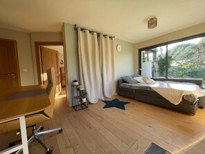 4 bedrooms, desk, iron/ironing board, travel cot