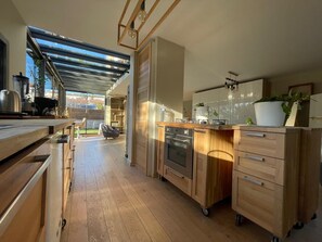 Fridge, oven, stovetop, dishwasher